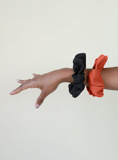 The Wrap Life Allure Two-pack Knitted Scrunchie- Paprika & Black Orange Scrunchie